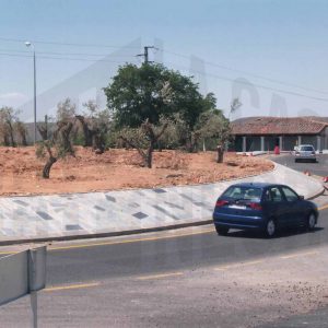 Coches circulando por la rotonda del Puente Largo en Aranjuez