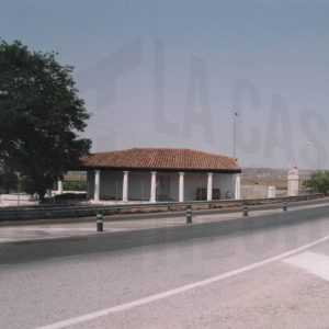 Casa del puente  y estatua del león en la rotonda del Puente Largo, antigua base de la Cruz Roja, en Aranjuez