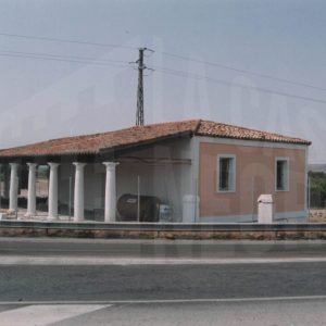 Casa del puente  y estatua del león en la rotonda del Puente Largo, antigua base de la Cruz Roja, en Aranjuez