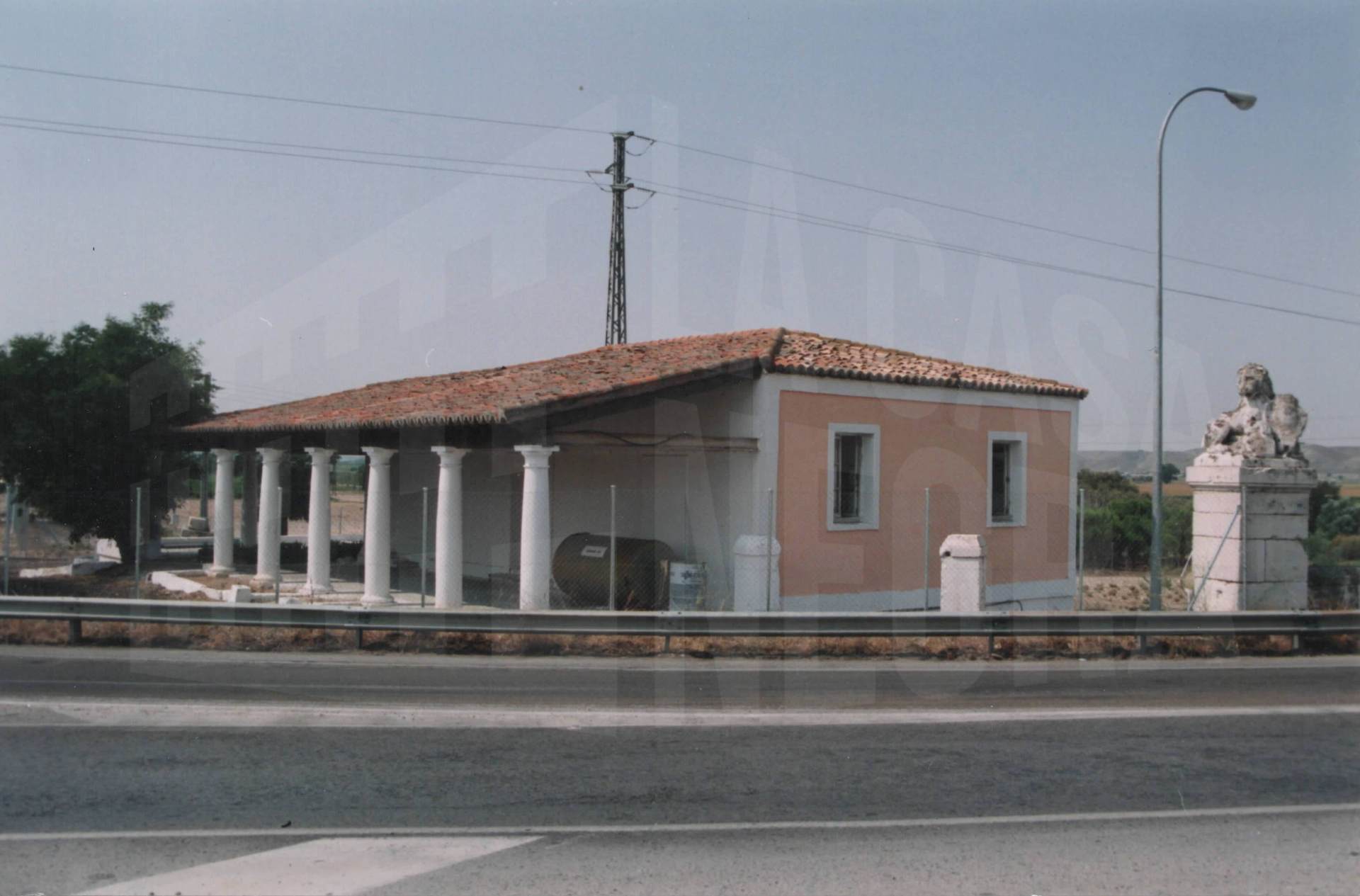 Casa del puente y estatua del león en la rotonda del Puente Largo, antigua base de la Cruz Roja, en Aranjuez