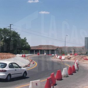 Casa del puente  y estatua del león en la rotonda del Puente Largo, antigua base de la Cruz Roja, en Aranjuez