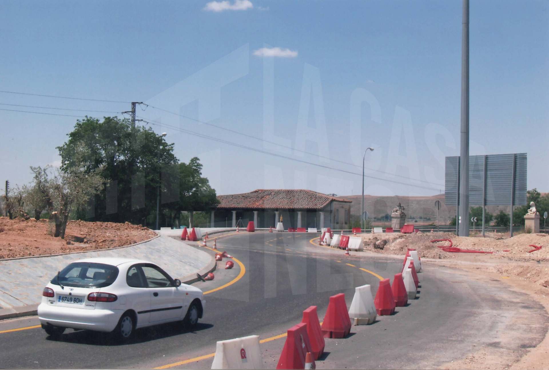 Casa del puente y estatua del león en la rotonda del Puente Largo, antigua base de la Cruz Roja, en Aranjuez