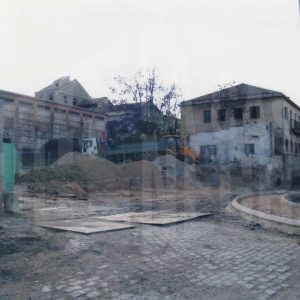 Obras de construcción de la Glorieta de Robert Bosch y edificios de la antigua Azucarera en Aranjuez