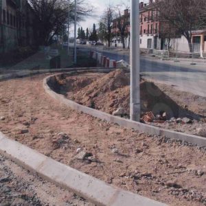Obras de construcción de la Glorieta de Robert Bosch y edificios en la carretera de Toledo en Aranjuez