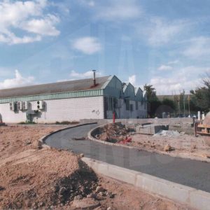 Obras de construcción de la Glorieta de Robert Bosch y nave industrial en Aranjuez