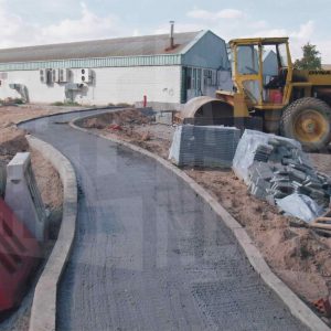 Obras de construcción de la Glorieta de Robert Bosch y nave industrial en Aranjuez