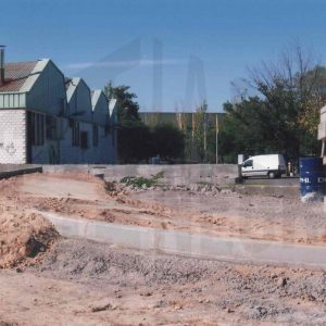 Obras de construcción de la Glorieta de Robert Bosch y naves industriales en Aranjuez