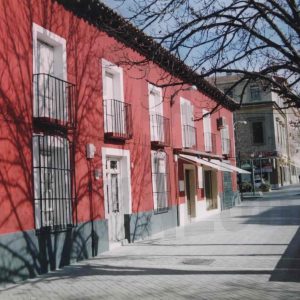 Edificios en la acera de los impares en la calle San Antonio de Aranjuez
