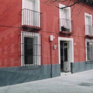 Edificios en la acera de los impares en la calle San Antonio de Aranjuez