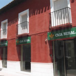 Edificios en la acera de los impares en la calle San Antonio de Aranjuez
