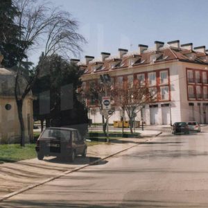 Arca del Agua y edificios en la avenida de la Plaza de Toros de Aranjuez