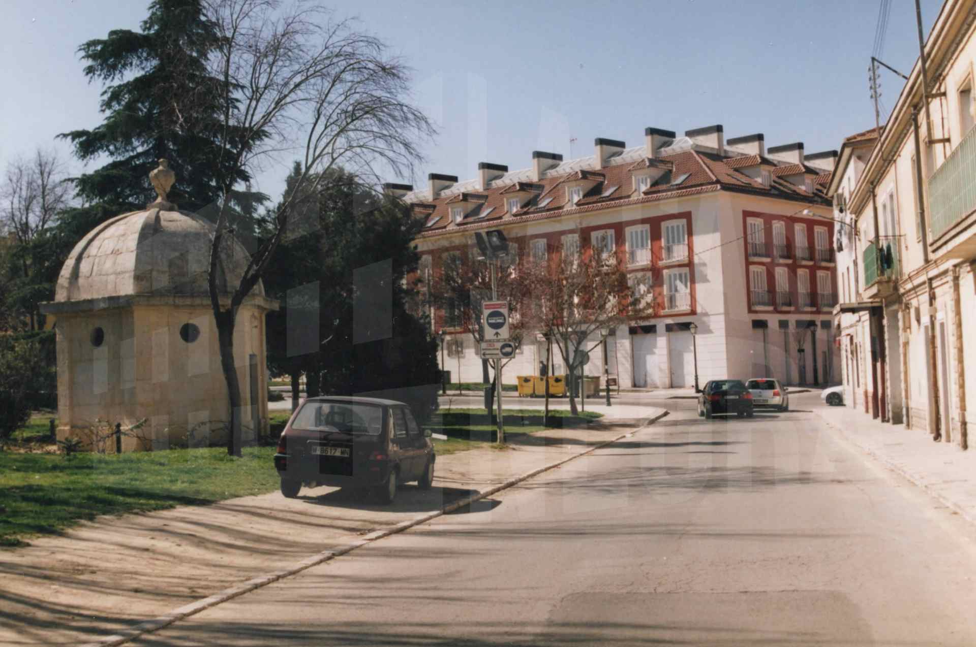 Arca del Agua y edificios en la avenida de la Plaza de Toros de Aranjuez