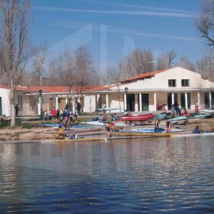 Piragüistas en las instalaciones de la Piragüera en la orilla del río Tajo en Aranjuez