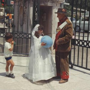 Guardia de Patrimonio Nacional con niña de Primera Comunión en la Puerta del Jardín del Parterre, en Aranjez