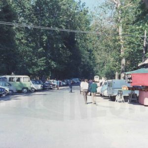 Coches aparcados al principio de la Calle de la Reina, en Aranjuez