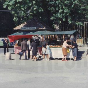 Puesto de fresón en la Plaza de Rusiñol, en Aranjuez
