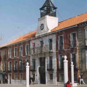 Fachada del Ayuntamiento de Aranjuez con las luces navideñas