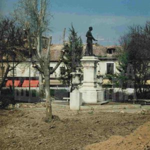 Estatua de Alfonso xII en la Plaza de la Constitución de Aranjuez durante su remodelación