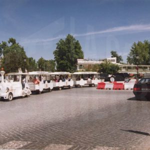 Tren turístico (Chiquitrén) circulando por la Plaza de Rusiñol tras su remodelación, en Aranjuez