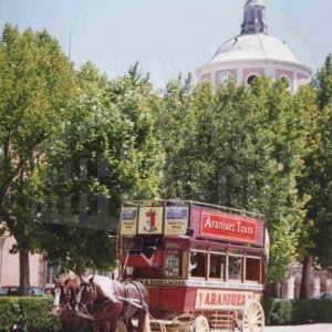 Diligencia turística en la Plaza de Parejas, junto a la torre sur del Palacio Real de Aranjuez