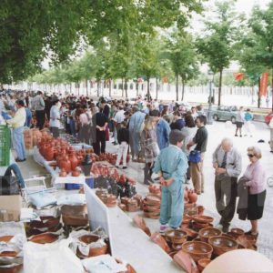 Visitantes a la Feria del Barro-Alfaranjuez en su edición de 1994, en Aranjuez
