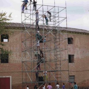 Operarios montan una estructura metálica junto a la Plaza de Toros de Aranjuez