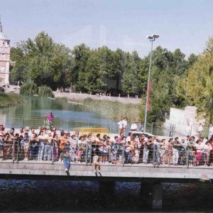 Público viendo el Descenso Pirata del Tajo desde el Puente de Barcas, en las Fiestas del Motín de Aranjuez 1994