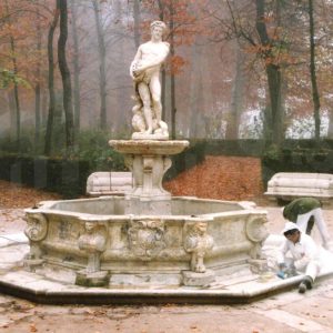 Operarios en servicio de mantenimiento de la Fuente de Vertumno o Apolo en el Jardín de la Isla, en Aranjuez