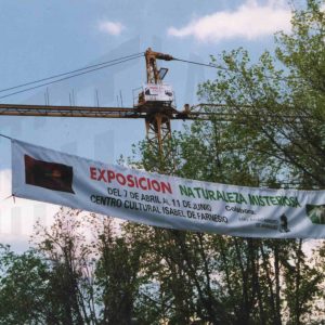 Pancarta anunciando la Exposición Naturaleza Misteriosa, en Aranjuez