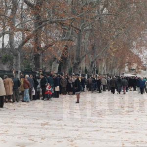 Visitantes de un mercadillo junto al Jardín de Isabel II, en Aranjuez