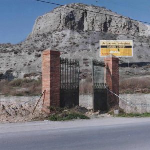 Puerta de El Regajal, en el terreno previsto para la urbanización del Polígono Industrial Gonzalo Chacón, en Aranjuez