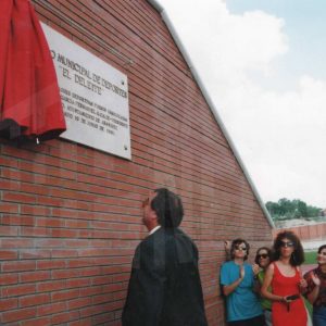 Descubrimiento de la placa conmemorativa de la inauguración del Centro Municipal de Deportes «El Deleite» por el alcalde de Aranjuez Eduardo García