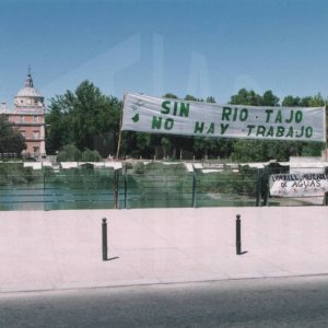 Carteles reivindicativos a favor del Río Tajo en el Puente de Barcas, frente al Palacio Real de Aranjuez