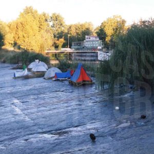 Acampada reivindicativa sobre la Presa del Palacio, junto al Jardín de la Isla, en Aranjuez