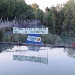 Tren de cercanías cruzando el puente de hierro sobre el río Jarama cerca de la estación de ferrocarril de Aranjuez