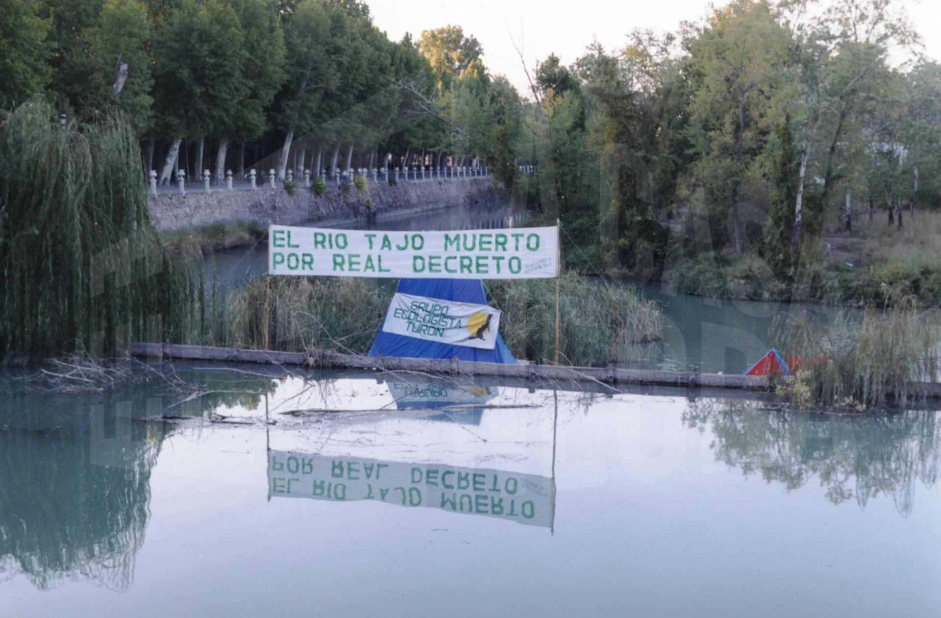 Tren de cercanías cruzando el puente de hierro sobre el río Jarama cerca de la estación de ferrocarril de Aranjuez