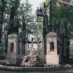 Operarios en grúa en servicio de mantenimiento de la Fuente de Apolo en el Jardín del Príncipe, en Aranjuez