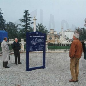 Personas observando la nueva señalética turística junto al Jardín del Parterre, en Aranjuez