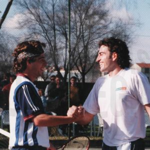 El tenista Pato Clavet saluda a su contrincante tras una exhibición en el Polideportivo Municipal de Aranjuez