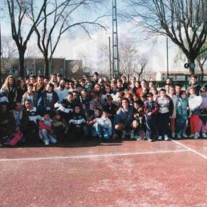 El tenista Pato Clavet se fotografía con alumnos del Club de Tenis de Aranjuez