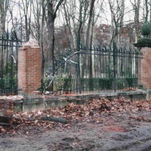 Verja del Jardín del Príncipe deteriorada tras caída de árbol, en Aranjuez