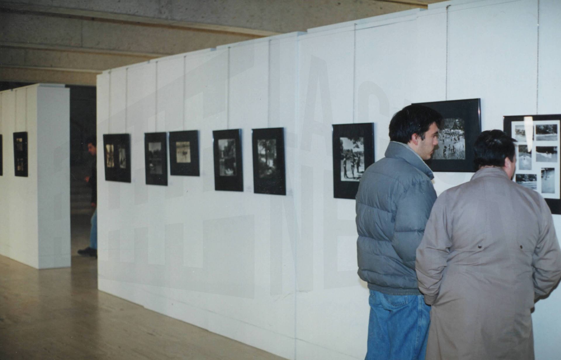 Visitantes viendo las obras de una exposición fotográfica sobre el río Tajo en el Centro Cultural Isabel de Farnesio en Aranjuez