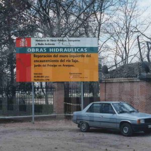 Cartel informativo de obra pública referente a la reparación de muro de encauzamiento del río Tajo en Aranjuez