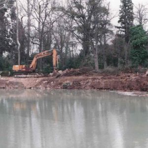 Maquina excavadora en la reparación de muro de encauzamiento del río Tajo en Aranjuez