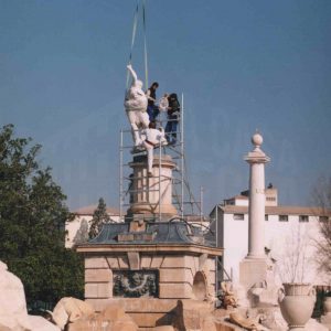 Colocación tras su restauración de las figuras de Hércules y Anteo en su fuente del Jardín del Parterre en Aranjuez