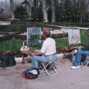 Dos hombres pintando al natural en la Glorieta de los Jarrones en el Jardín del Príncipe en Aranjuez