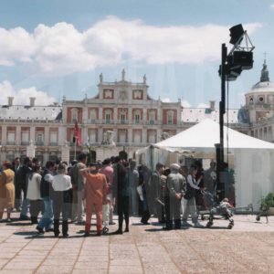 Público en el Primer Salón del Automóvil de Aranjuez, delante del Palacio Real
