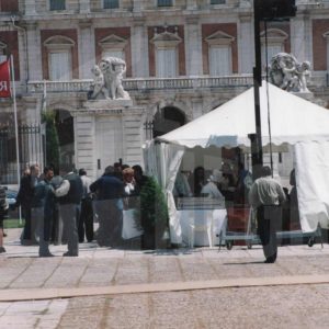 Público en el Primer Salón del Automóvil de Aranjuez, delante del Palacio Real