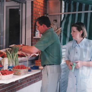 Tenderos de quiosco de fresas y espárragos ordenando el género, en Aranjuez