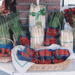 Fresas y espárragos en un quiosco en Aranjuez